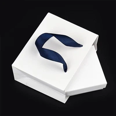 Weiße Papiertragetaschen